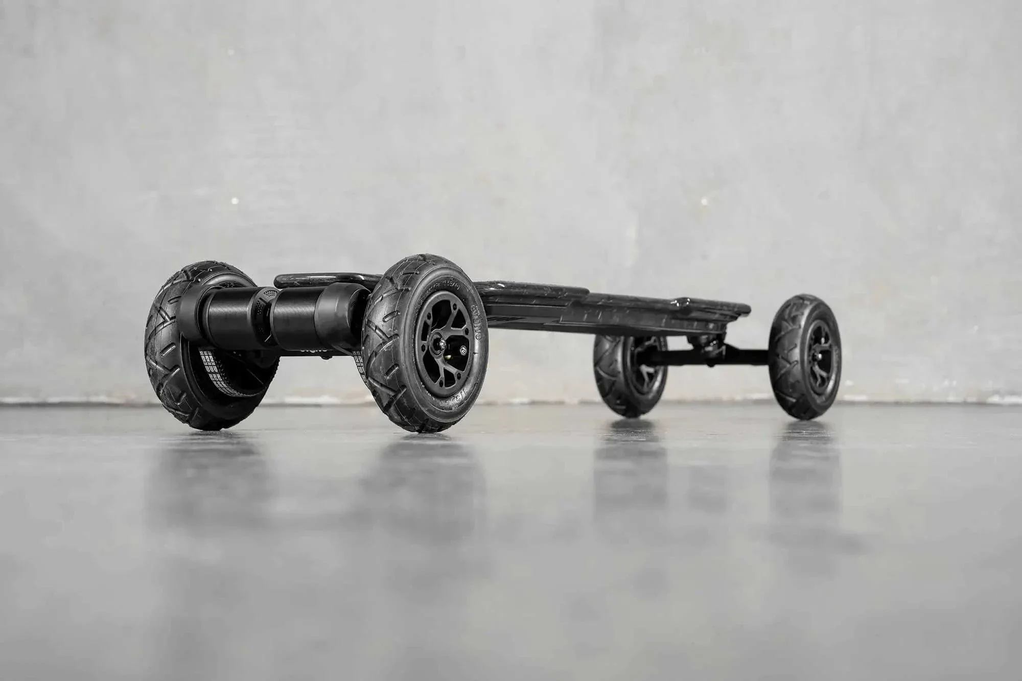 Evolve "Diablo" Carbon All Terrain Electric Skateboard - Image 3